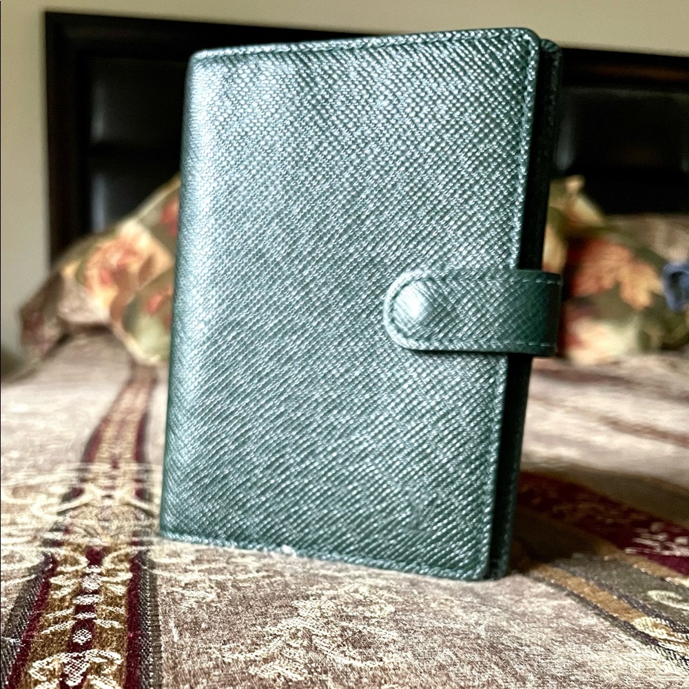 📔Louis Vuitton Taiga Multi Use Agenda PM. Hunter green. EXCELLENT CONDITION.